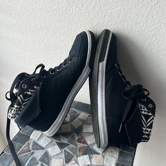 US Polo Assn. Woman’s Sneakers Size 8 Used - Good Condition - Picture 12 of 13